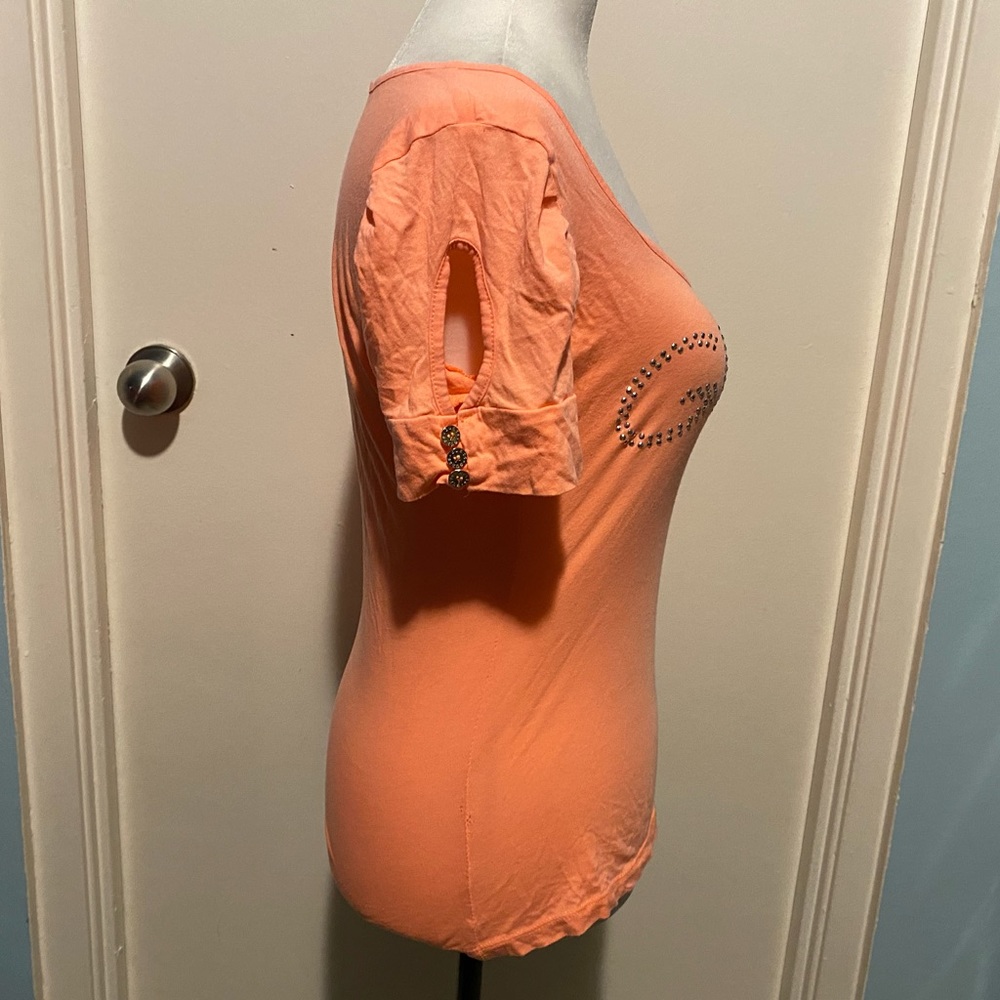 GUESS CUT OUT SHOULDER T-SHIRT - Picture 11 of 16